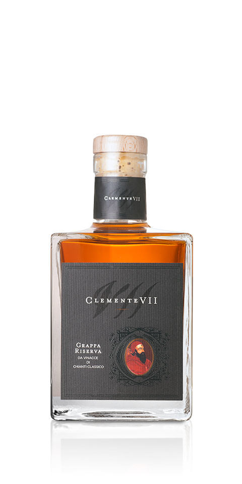 Bottiglia di Grappa Clemente VII riserva, ottenuta con vinacce di Chianti classico e prodotta dalla cantina Castelli del Grevepesa